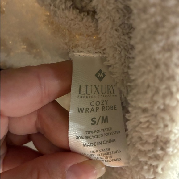 Cozy Gray Leopard Print Robe - Picture 4 of 7